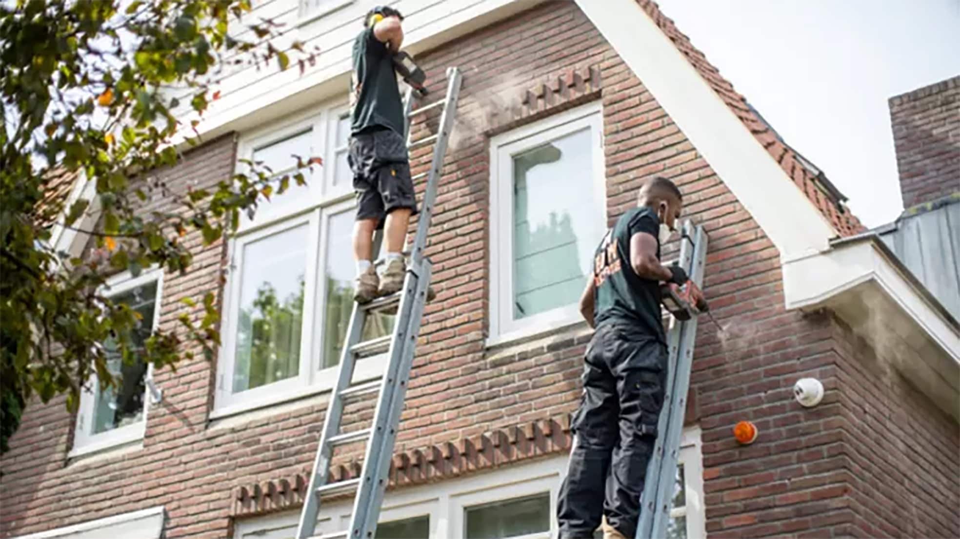 Werknemers van BKW bezig met isolatie. Foto: Privébeeld