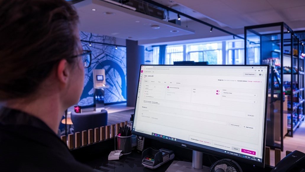Medewerkers hoeven niet meer in allerlei systemen tegelijk te zoeken bij het checken van reserveringen. Foto: Please ask m.