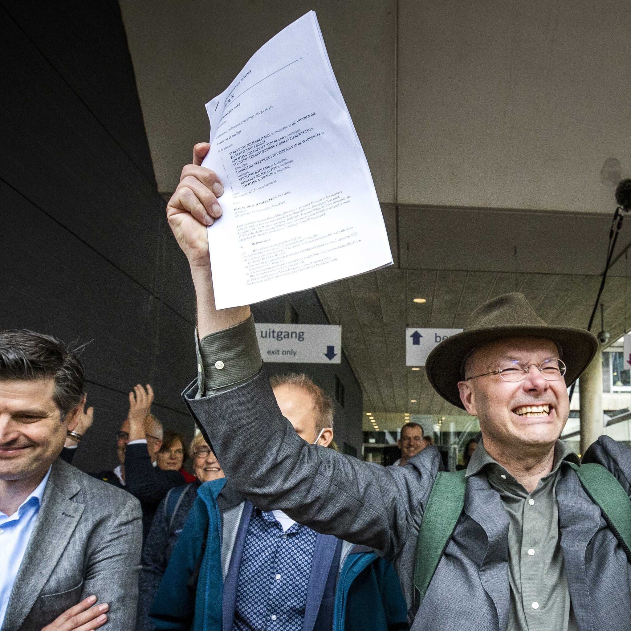 actiegroep milieudefensie wil na overwinning op shell een wettelijke klimaatplicht voor bedrijven