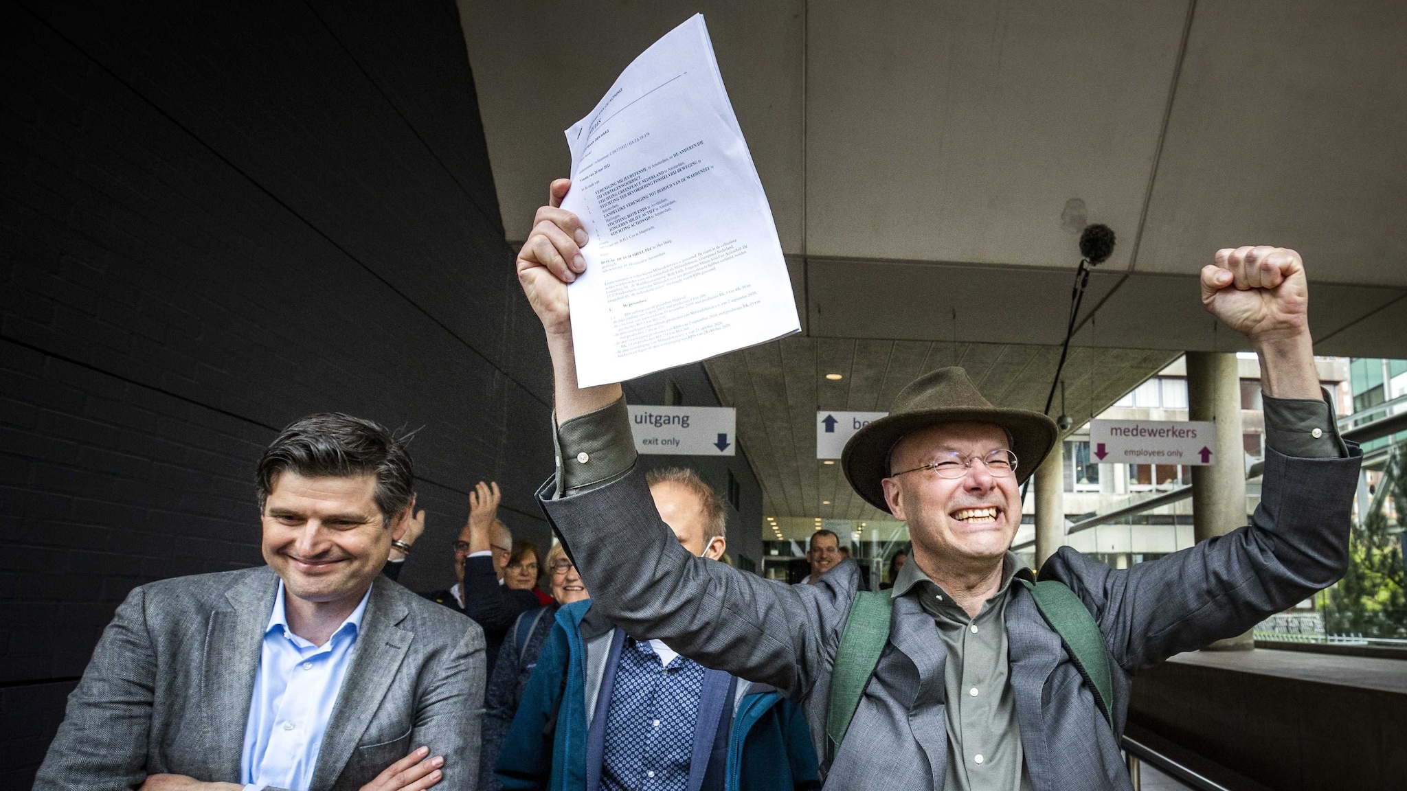 Milieudefensiedirecteur Donald Pols houdt de uitspraak van de rechter in de hand waarin Shell wordt opgedragen om de CO2-uitstoot te beperken. Foto: AP