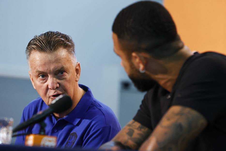 Louis van Gaal in gesprek met Memphis Depay, tijdens een persconferentie voorafgaand aan Nederland-Turkije. Foto: ANP.