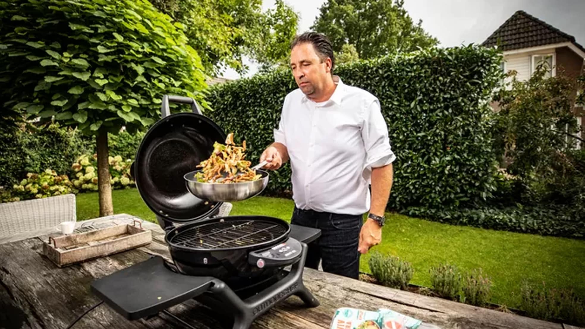 ‘Vleesvervangerexpert’ Gert Jan Gombert in de tuin van zijn woning in Erm, met zijn favoriete vleesvervanger: vegashoarma. „Mijn eigen kinderen zijn hier mee opgegroeid.” Foto: Robin Hilberink
