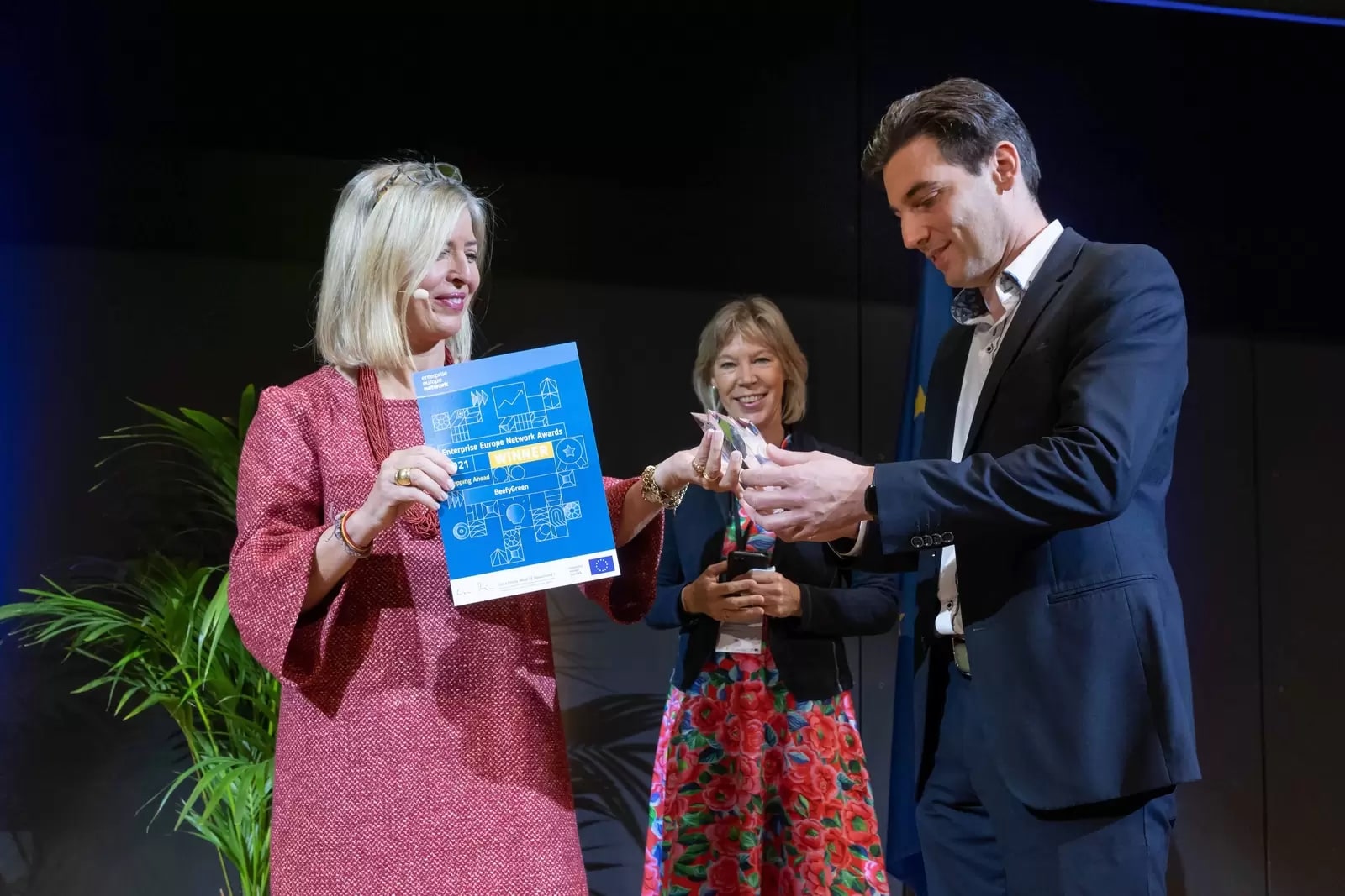 De uitreiking van de award aan Frank Nouwens, oprichter van BeefyGreen.