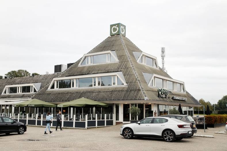Lunchen en dineren zonder coronacheck-app: uit eigen onderzoek blijkt dat het langs de snelweg gewoon kan. Foto: Ruud Voest