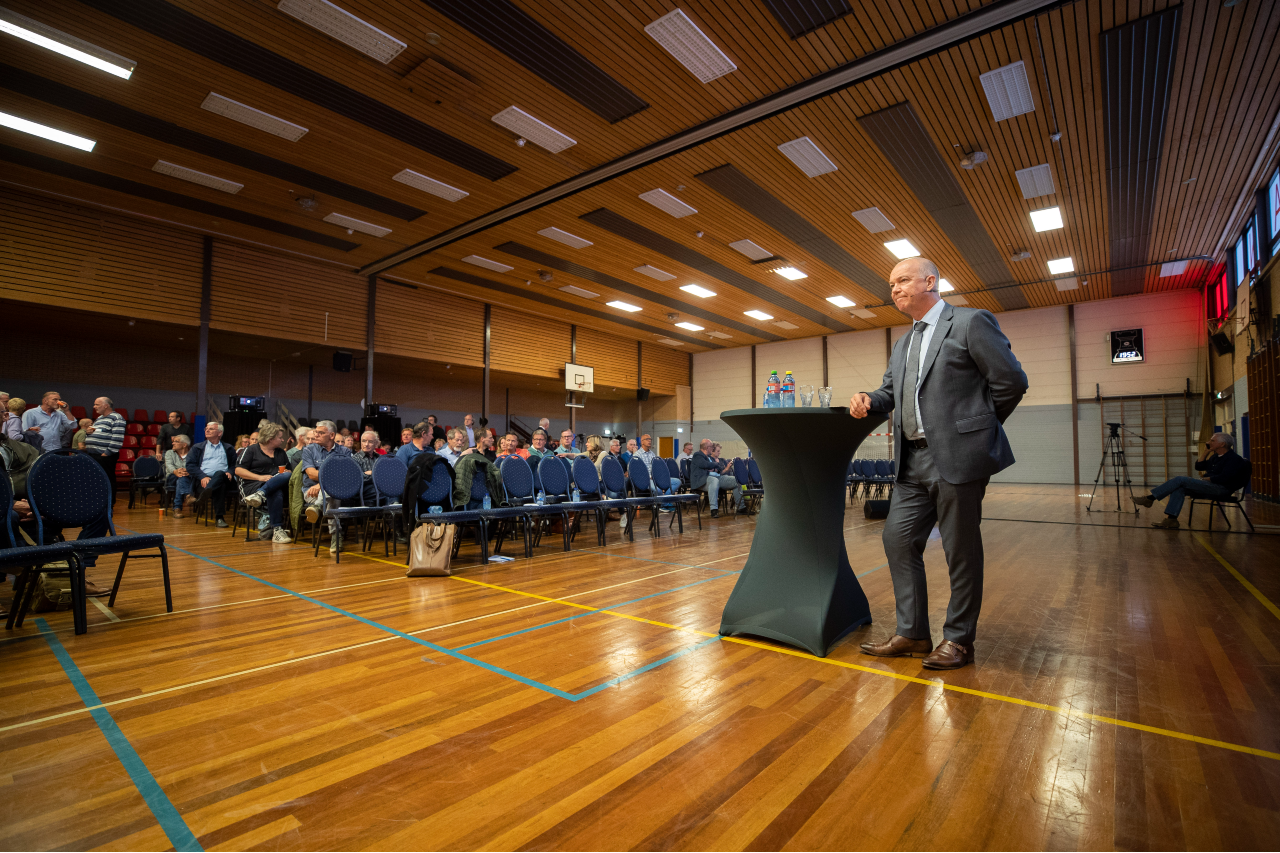 Juni 2019. Hans van den Berg, directeur van Tata Steel IJmuiden, tijdens een bewonersbijeenkomst over een plan om overlast in de omgeving te verminderen. Het staalbedrijf noemt het plan Roadmap 2030. Foto: ANP.