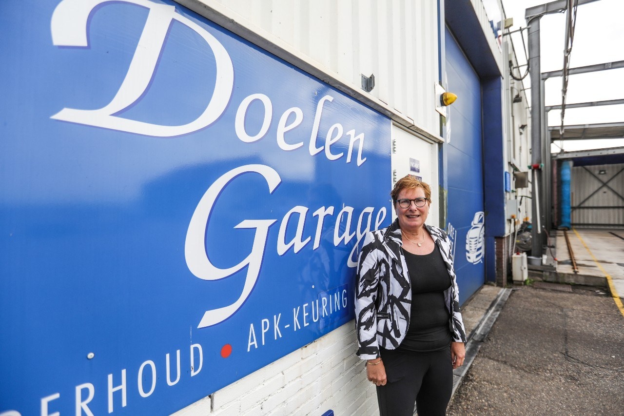 Angela van Wijk, mede-eigenaar van Doelen Coach Service, bij een van haar bussen. Foto's: Eva Plevier
