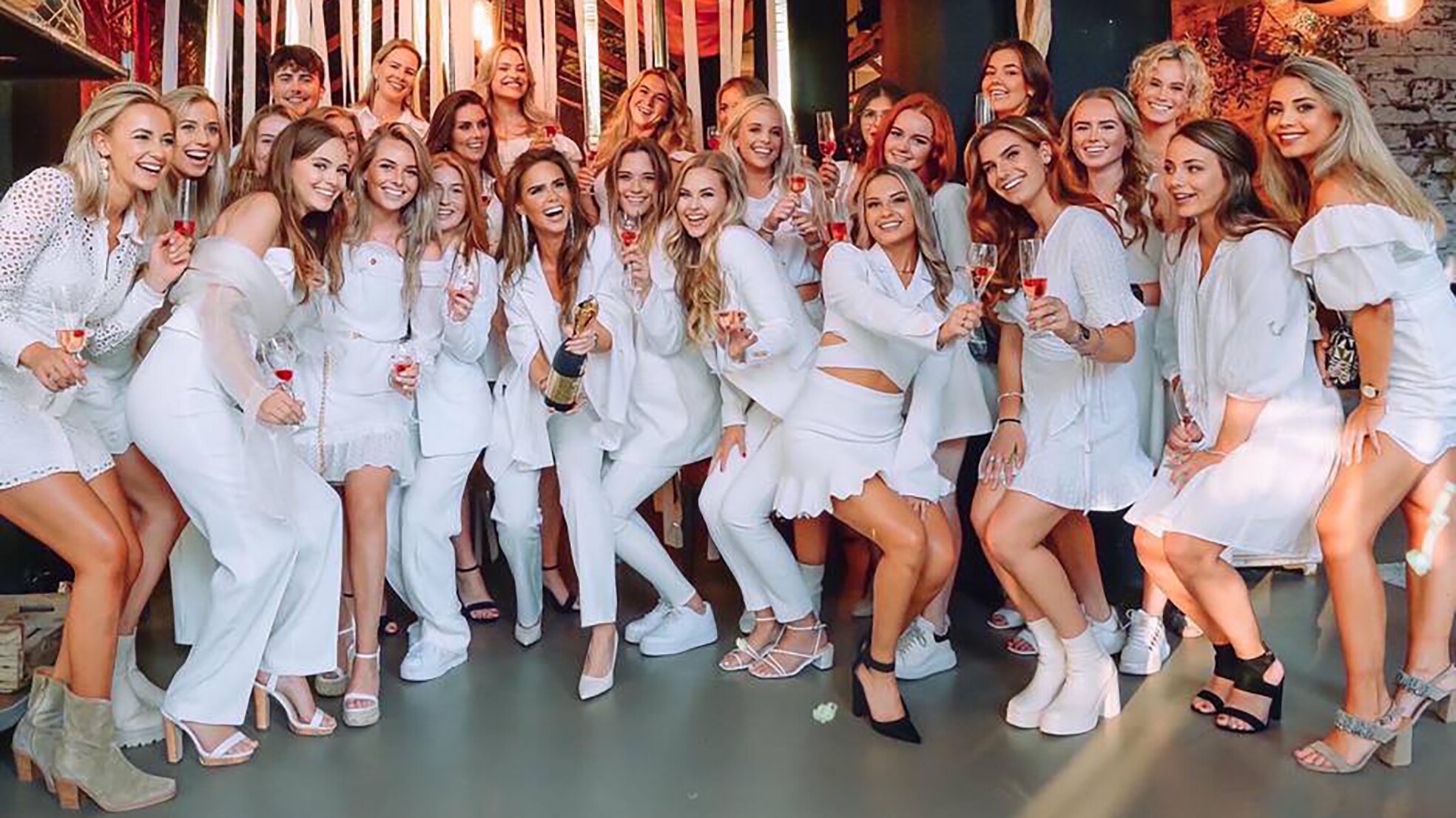 Het grootste deel van het bedrijf BRUT Hospitality, waarbij eigenaresse Nicoline Swerms Suwijn een champagnefles vasthoudt. De Fotografe