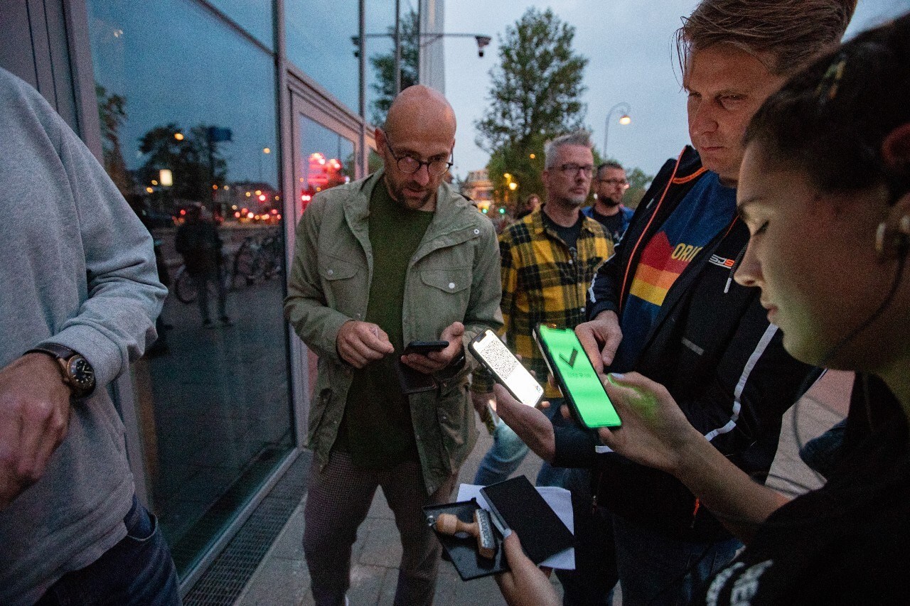 Bezoekers aan het concert van Rudeboy en Green Lizard tonen hun coronatoegangsbewijs. Nachthoreca als clubs en discotheken mogen weer open, maar slechts tot middernacht. Daarnaast is het tonen van een coronatoegangsbewijs verplicht voor toegang. Foto: ANP.