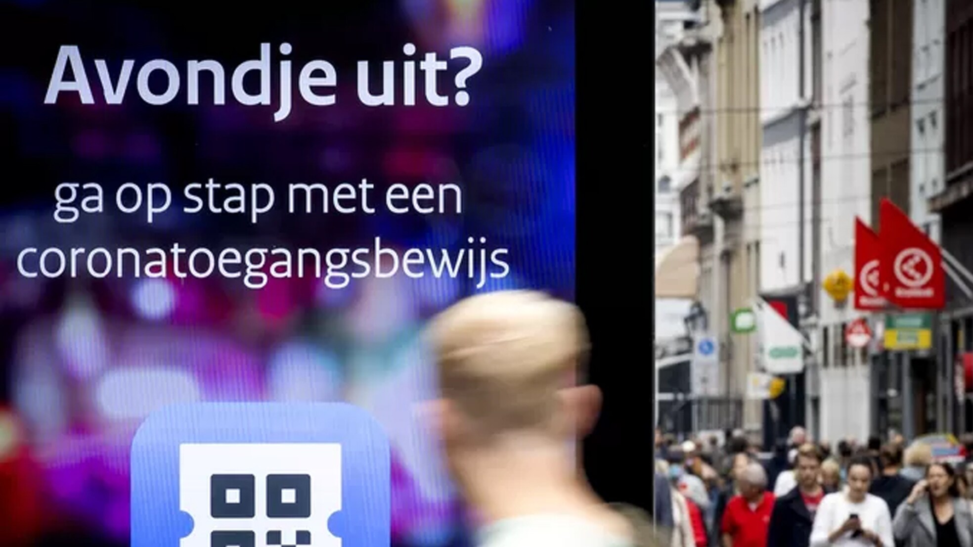 Een reclamezuil met informatie over het coronatoegangsbewijs en de CoronaCheck-app  ANP