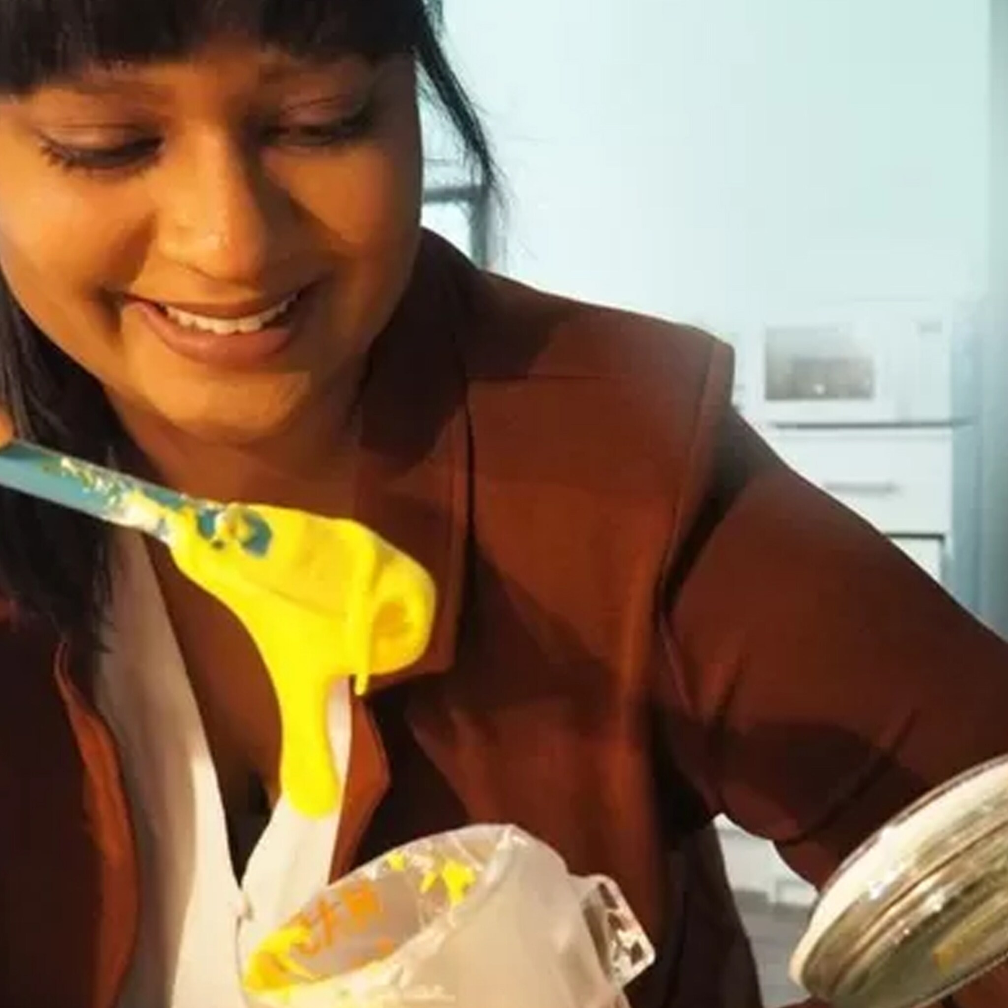 van juridische baan naar koekjesversierder nazrien maakt geglazuurde kunstwerken op een koekje