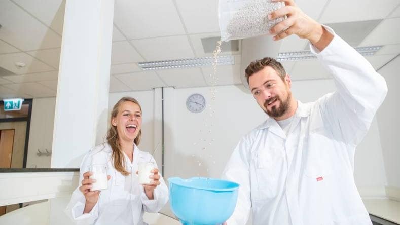 Saskia Tersteeg en Dimitris Karefyllakis, de gezichten achter het duurzame Time-travelling Milkman. Foto: Herman Stöver