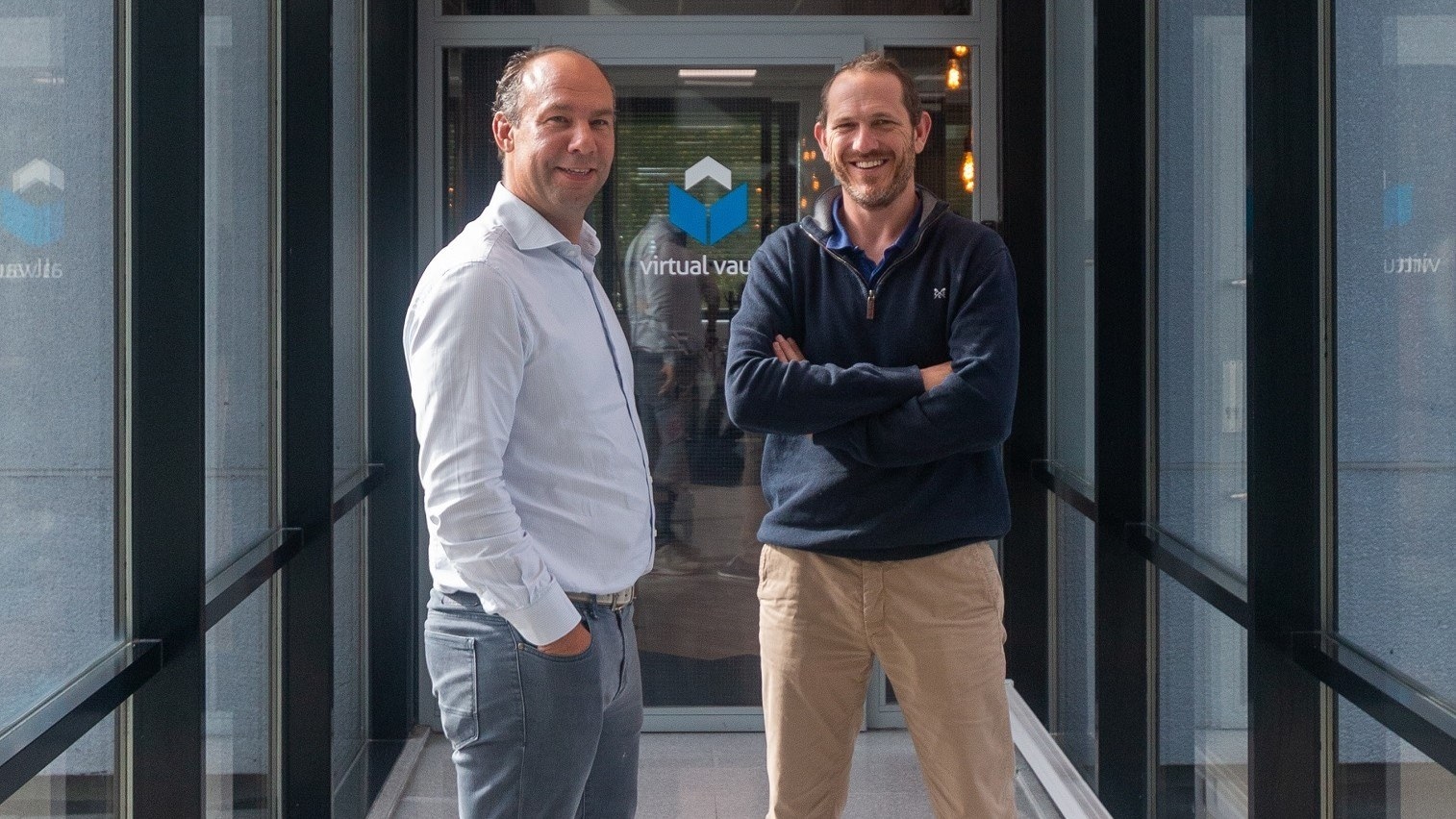 Ceo Jeroen Kruithof (links) met de Brit Mike Hinchliffe, Chief Revenue Officer van Virtual Vaults in Londen. Foto's: Virtual Vaults
