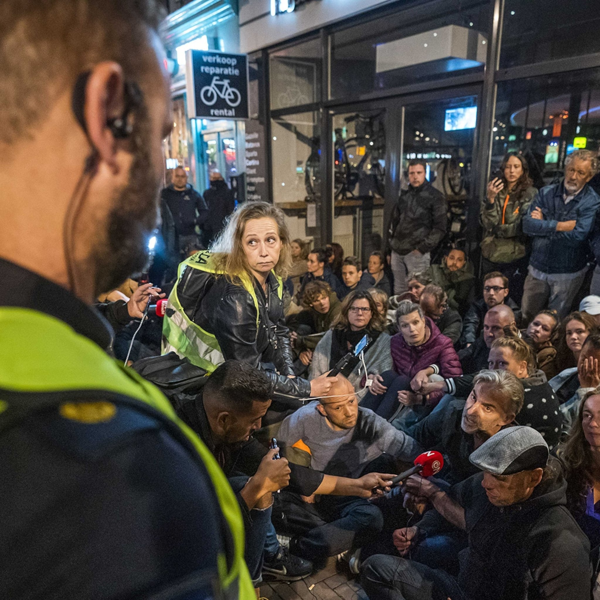 sloten door politie vervangen bij coronapas weigeraar waku waku