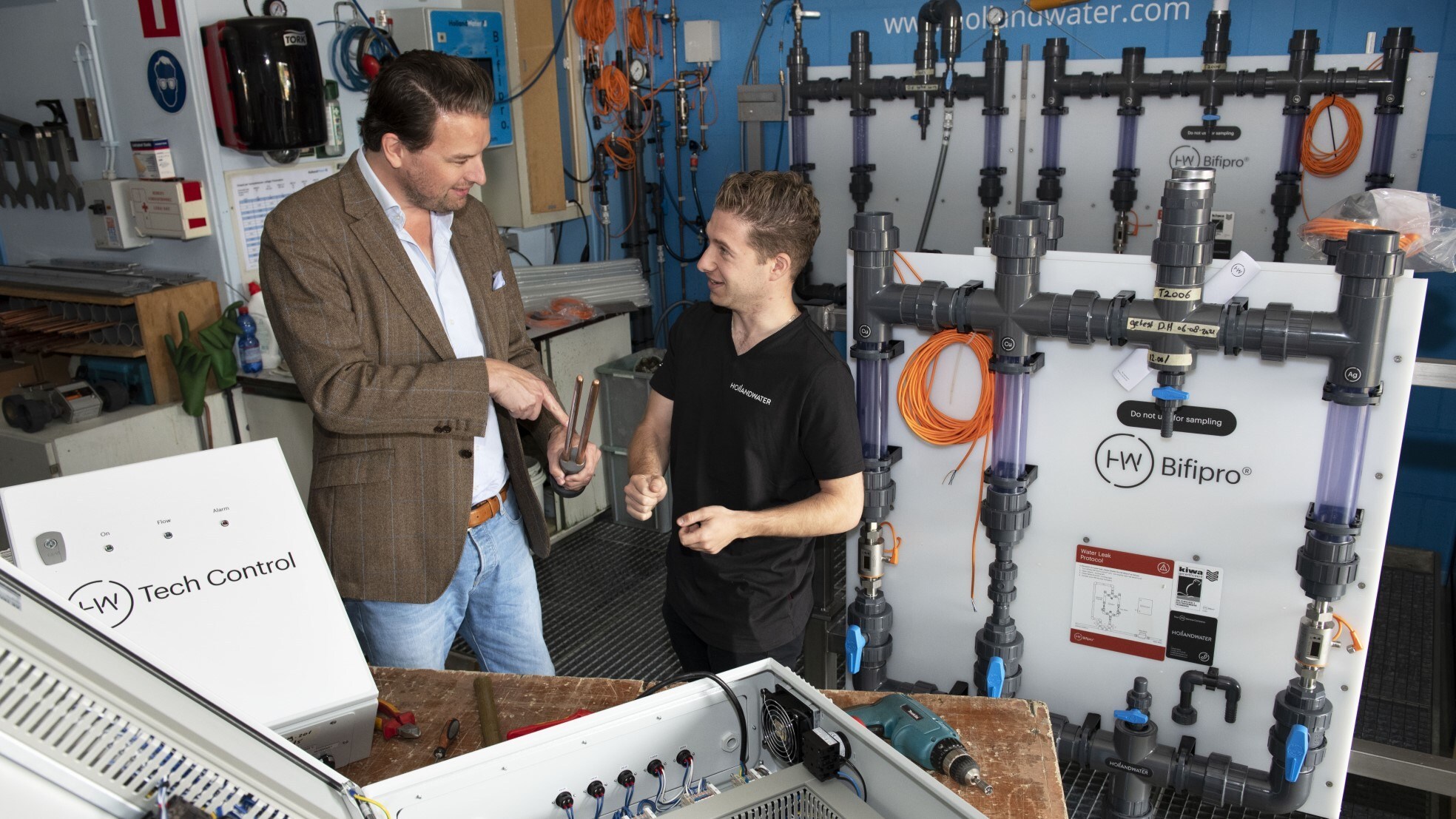 Ceo Rogier van der Brink met een monteur. Foto: William Hoogteyling