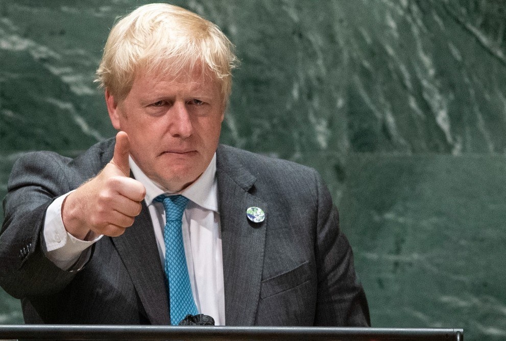 De Britse premier Boris Johnson steekt een duim op na het toespreken van de 76e zitting van de Algemene Vergadering van de VN in New York City. Foto: ANP/EPA.