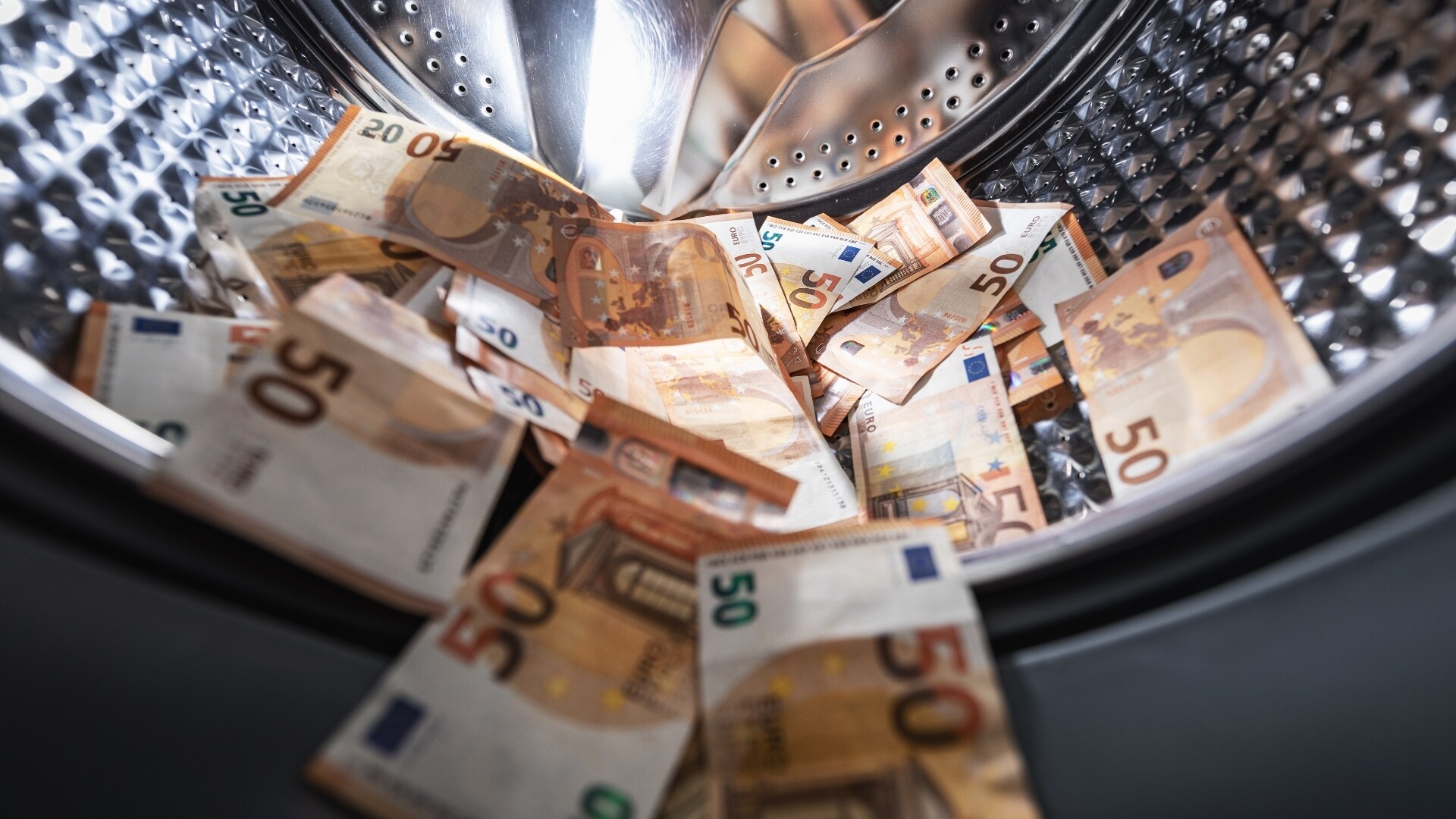 Om witwassen tegen te gaan, ligt er voor advies al een wetsvoorstel om contante betalingen boven de 3000 euro te verbieden bij de Raad van State. Foto: Shutterstock.