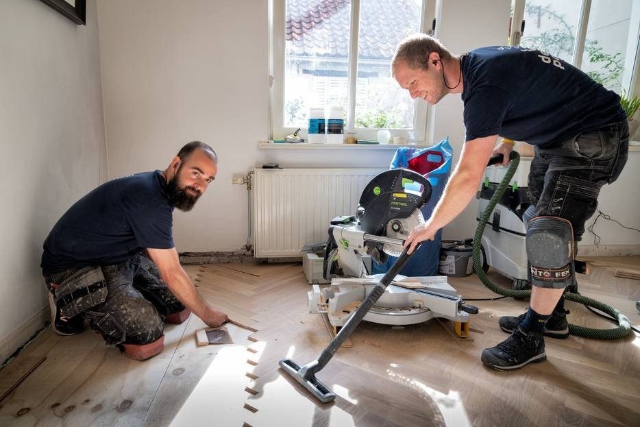Nils van Mierlo (links) en Luuk Jansen van De Paal leggen parket. Foto: Marc Bolsius
