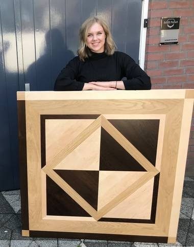 Rozemarijn van der Schilt is een van de weinige vrouwen die parketten legt. Foto: Juliëtte van der Schilt