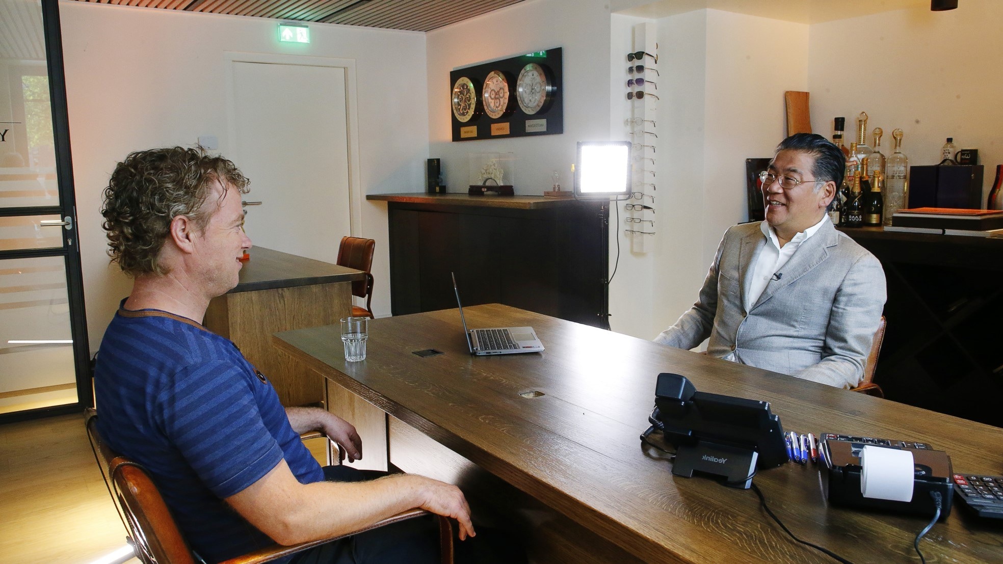 Roy Kusters in gesprek met Won Yip (rechts). Foto: Ruud Voest