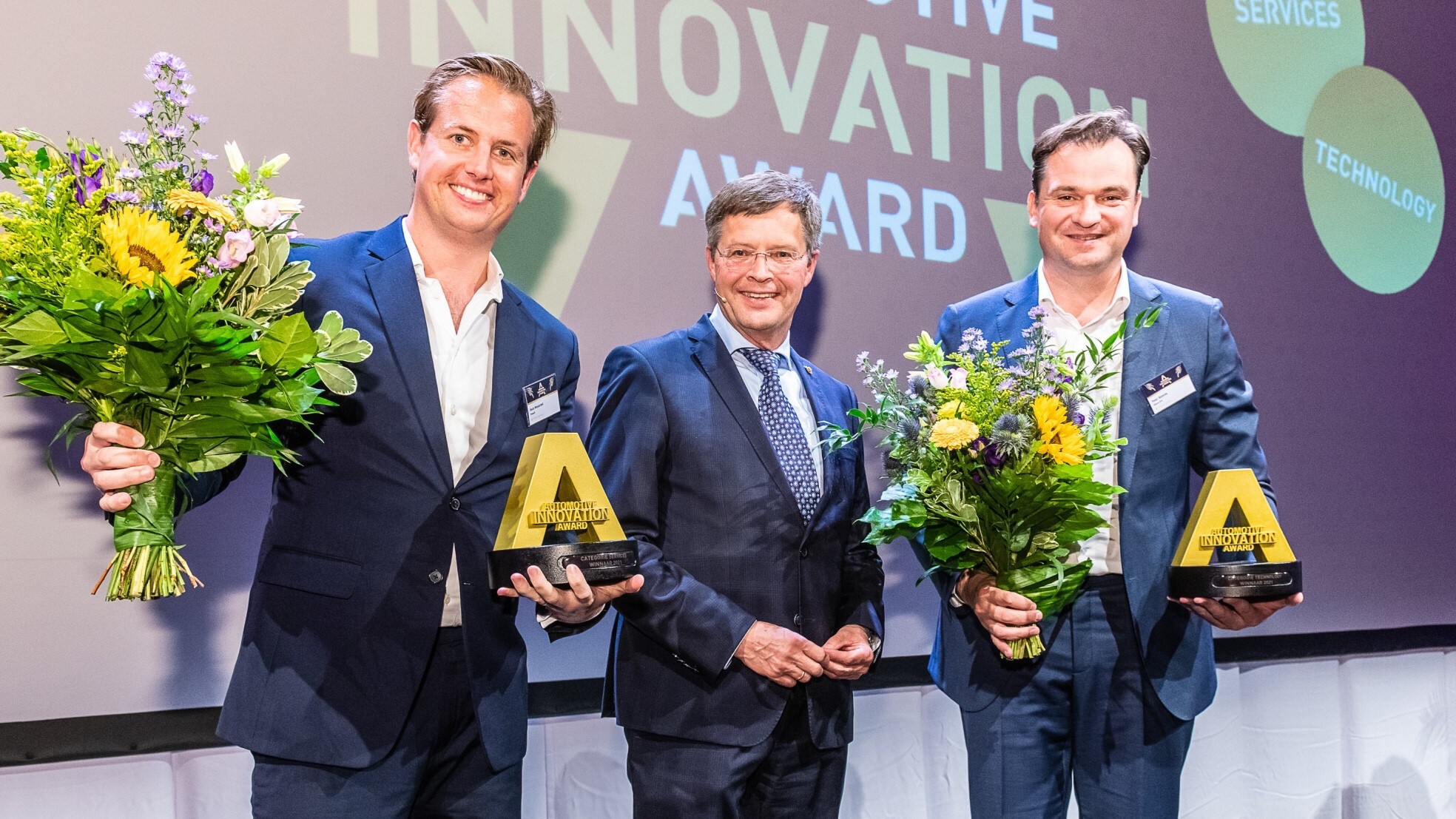 Jan Peter Balkenende tussen winnaars Oscar Westerhof (PowerD, links) en Peter Bijvelds (Ebusco 3.0).