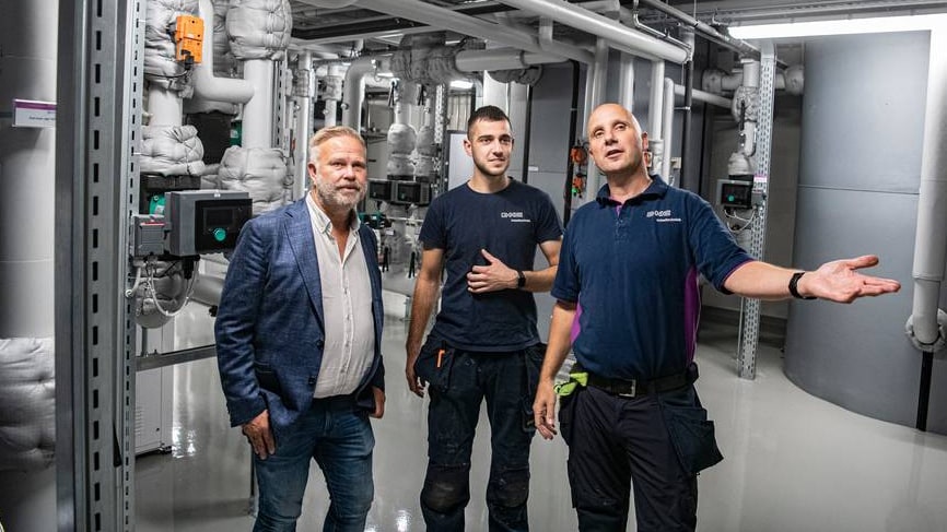 Frank Dekkers, Richie Wagener en Twan Wagener (v.l.n.r.) van DKC in de technische ruimte van horecagroothandel Chef's Culinar op bedrijventerrein Bijsterhuizen. Foto: Koen Verheijden