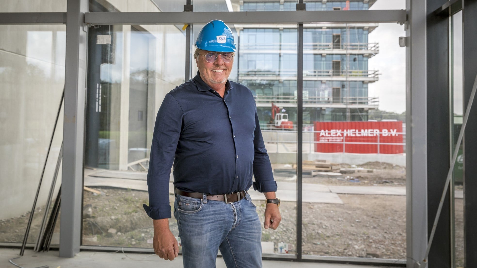 Gerrit Malipaard in zijn nieuwe loods op een bedrijventerrein in Maassluis. Foto: Roel Dijkstra