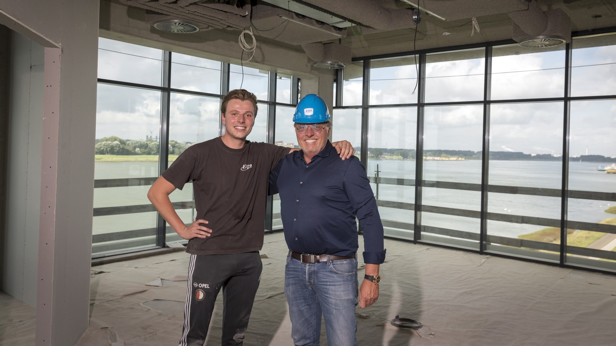 Gerrit Malipaard (rechts) met zoon Max in hun toekomstige werkkamer. Foto: Roel Dijkstra