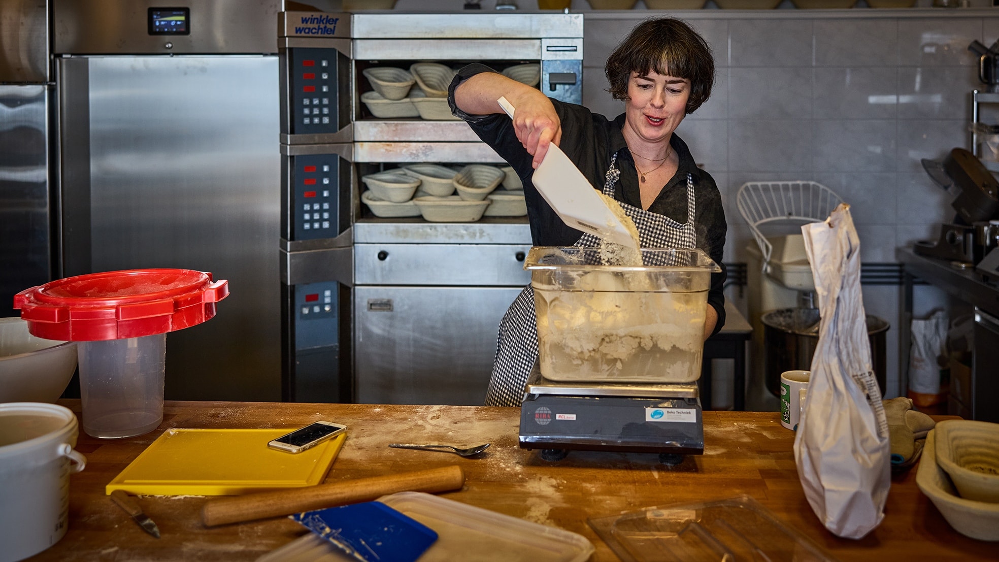 De kersverse bakker Mirjam van der Mark aan het werk in haar eigen bakkerij, Goudbruin. Foto: Jan de Groen