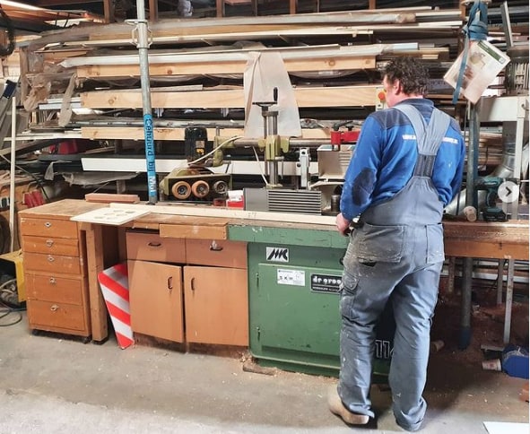 Van dakopbouwen tot nieuwbouw, en van aanbouwen tot renovaties, Rozendaal Bouwbedrijf is een betrouwbare partner voor alle bouwklussen. Met 30 jaar ervaring en een team van 14 professionals, behoort Rozendaal Bouwbedrijf (op deze foto de werkplaats met frees) tot de beste bouwbedrijven van Rotterdam en omstreken.