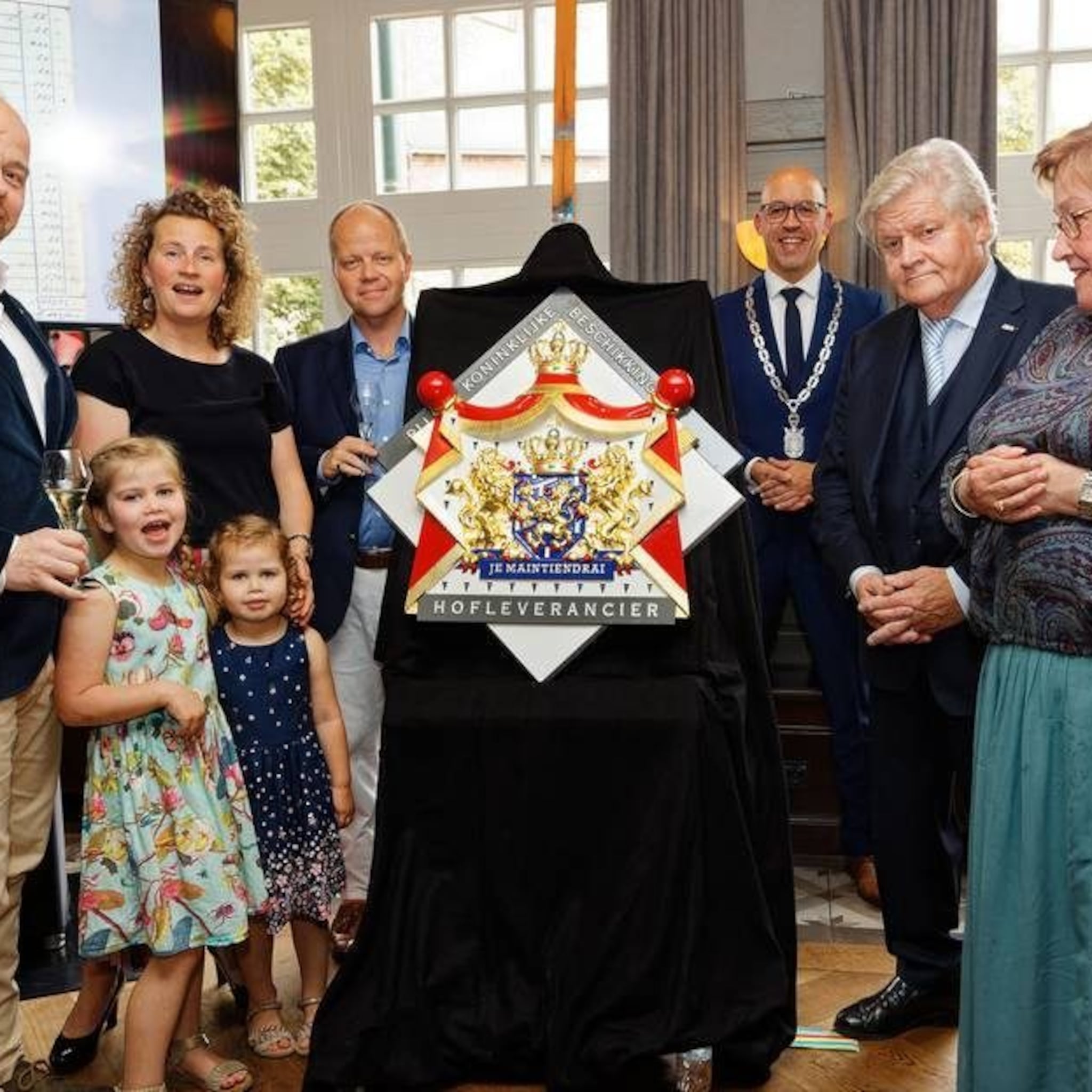 restaurant boer goossens krijgt na 226 jaar kroon op het werk en mag zich hofleverancier noemen