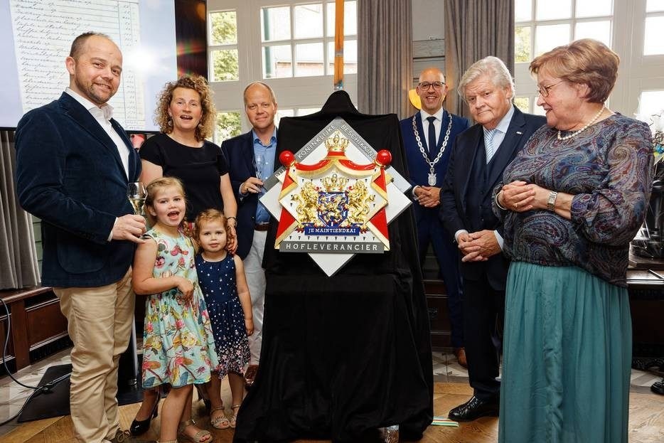 Café Restaurant Boer Goossens in Den Dungen mag zich voortaan hofleverancier noemen. Vlnr: Cas, Esther Huub jr, kleinkinderen Lois en Lauren, burgemeester Han Looijen, Huub Goossens Sr. en zijn echtegnote Corrie. Foto: Jan Zandee/ Fotoburo Bolsius