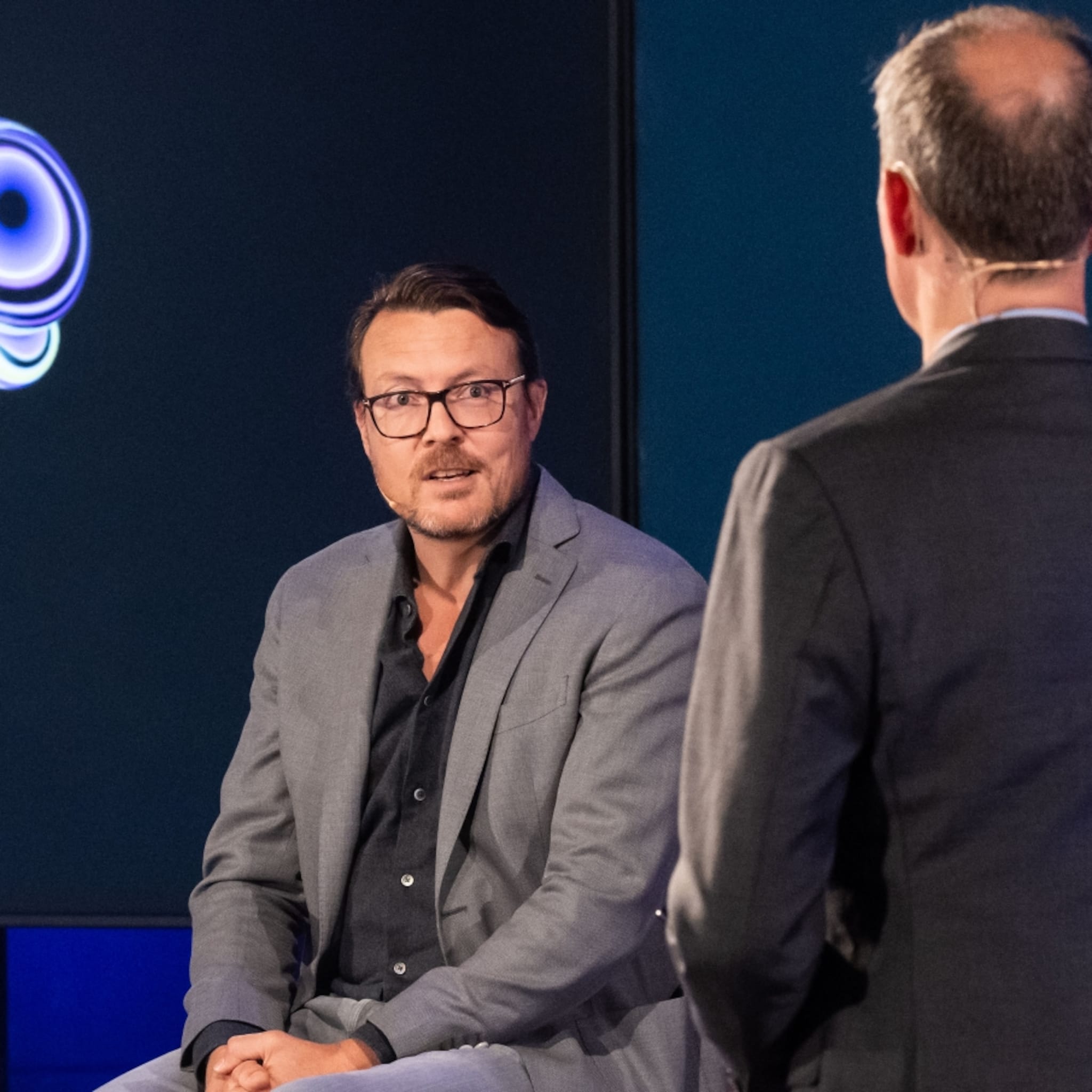 zelf met michiel muller en constantijn van oranje in gesprek tijdens upstream festival
