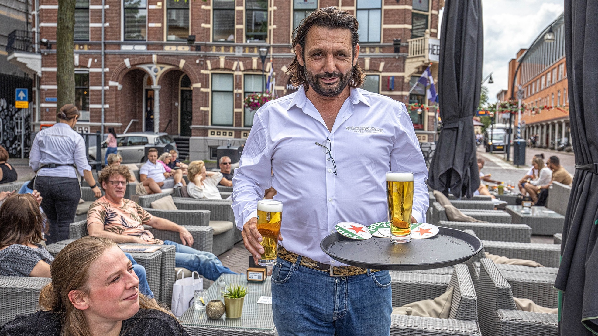 Hendrik Karabagias wil, net als de andere horecaondernemers uit dit verhaal, zijn gasten zo gastvrij mogelijk verwelkomen. Zonder coronatoegangspas dus. Foto: Frans Paalman / Archief