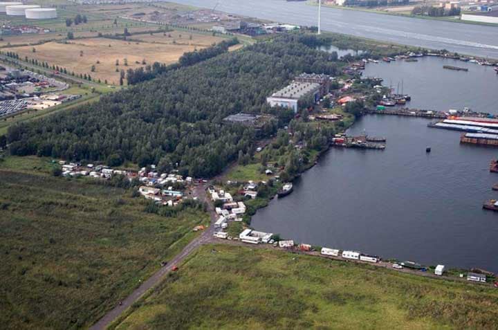 Het ADM-terrein, de voormalig scheepswerf en buitenplaats voor alternatief Amsterdam, vanuit de lucht. Foto: ANP.