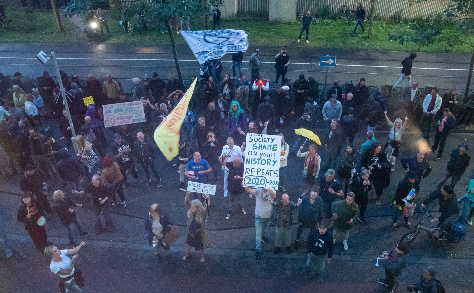 Demonstranten tijdens de persconferentie over versoepeling van de coronamaatregelen. Foto: ANP