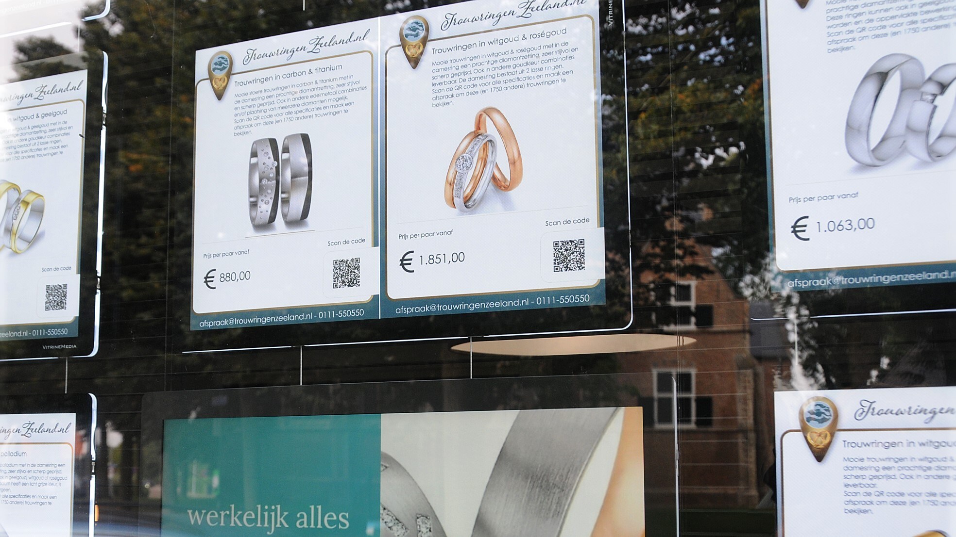 Op het display staat een QR-code. Wie die scant met zijn telefoon wordt doorgelinkt naar het product op de website van trouwringenzeeland.nl. Foto: Marieke Mandemaker