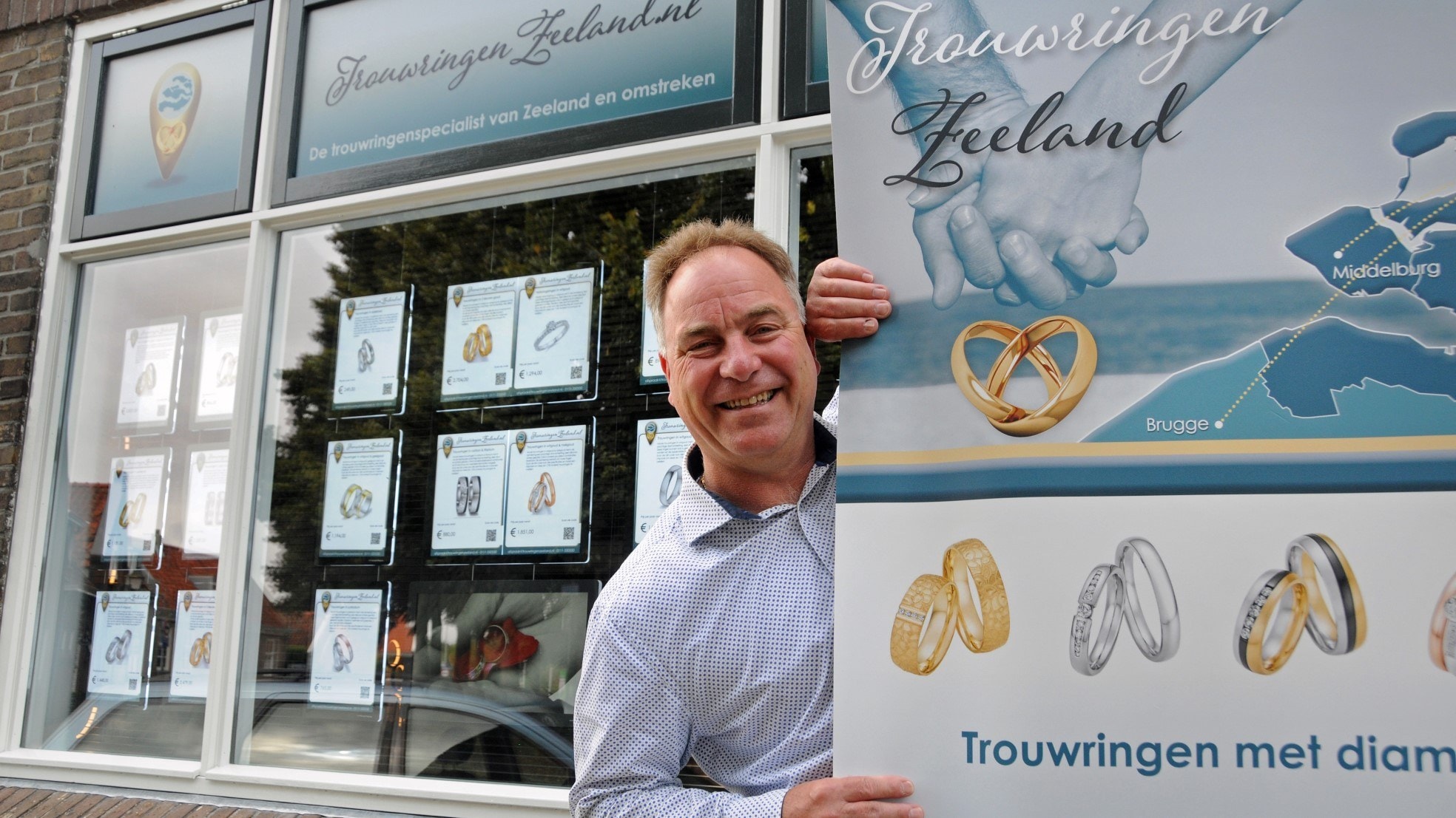 Juwelier Oliver Wind bij zijn nieuwe etalage. Foto: Marieke Mandemaker