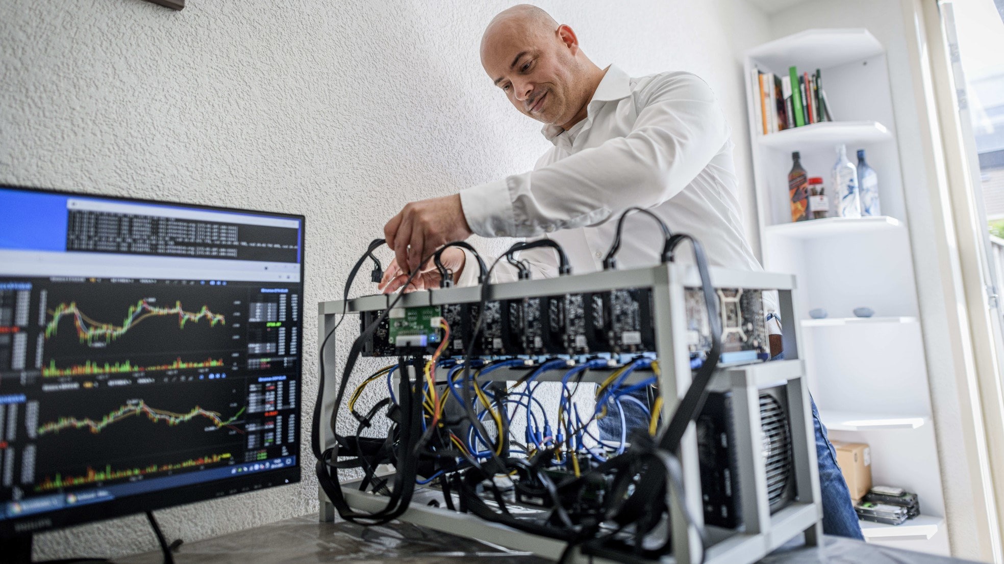 Danny Beuvink bouwt computers speciaal voor cryptomining. Foto: Emiel Muijderman