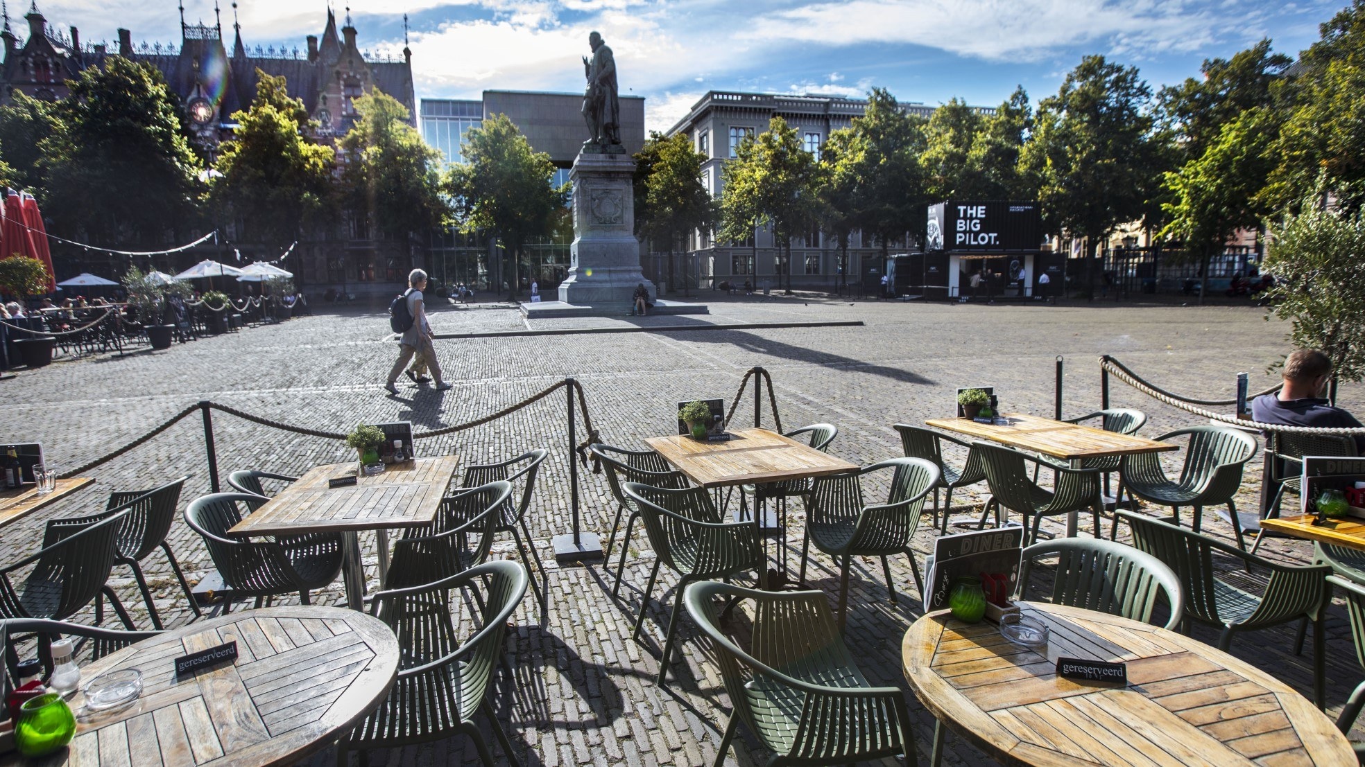 De terrassen op het Plein liggen er 's middags verlaten bij. Waar zijn de ambtenaren? Foto: Frank Jansen