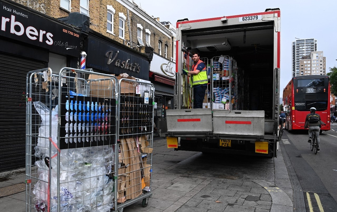 Een Tesco-bezorger laadt een vrachtwagen uit bij supermarkt in het centrum van Londen. Een tekort aan vrachtwagenchauffeurs heeft ertoe geleid dat supermarkten en restaurants in het Verenigd Koninkrijk geen producten meer hebben. Door Brexit en de Covid-pandemie zijn er niet genoeg vrachtwagenchauffeurs om aan de vraag te voldoen. Foto: ANP.