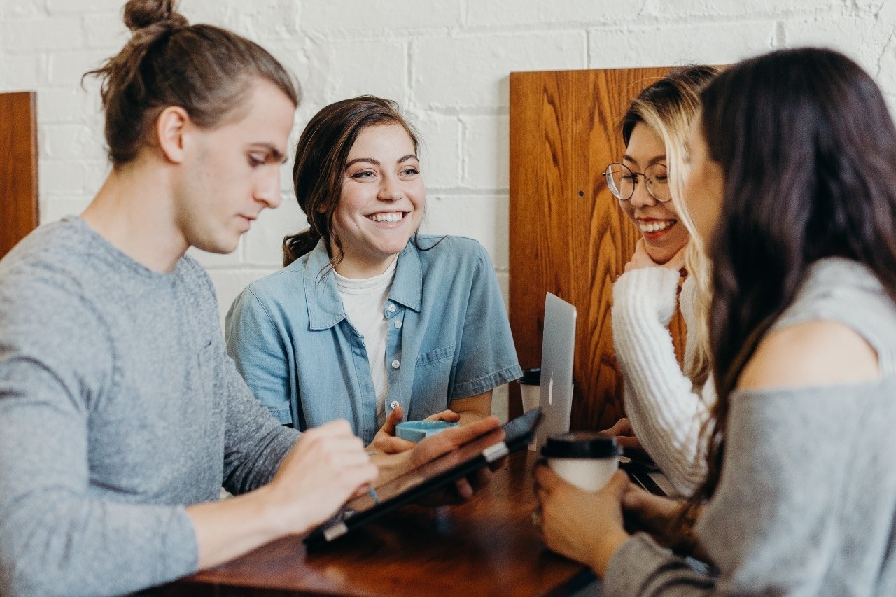 Hoogleraar Diversiteit en Integratie Halleh Ghorashi: ,,Het gaat vooral mis bij het normdenken. Er wordt binnen de organisatie op bepaalde normen gefixeerd, waardoor er geen plaats meer is voor meerdere stemmen." Foto: Unsplash