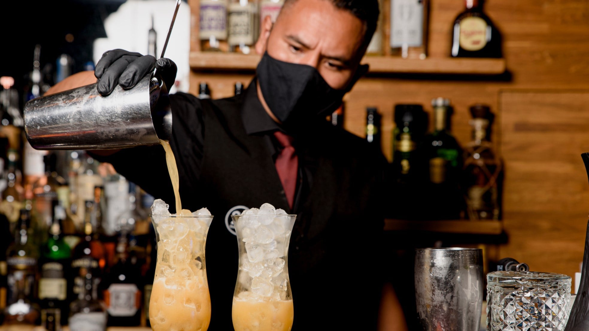 In plaats van de nachthoreca tot 1 november verplicht gesloten te houden, wil het kabinet de hele horeca gelijk trekken, máár met een generieke verzwaring voor de hele sector. Foto: Shutterstock