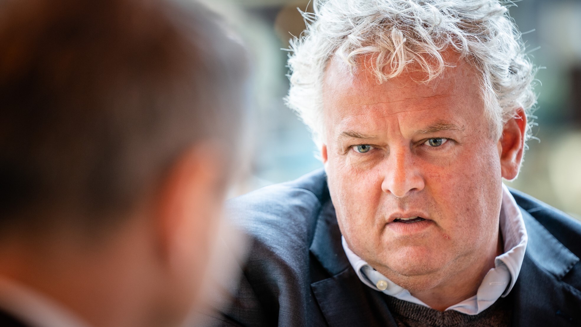 Demissionair Staatssecretaris Paul Blokhuis van Volksgezondheid, Welzijn en Sport en Robèr Willemsen in gesprek. Foto: ANP