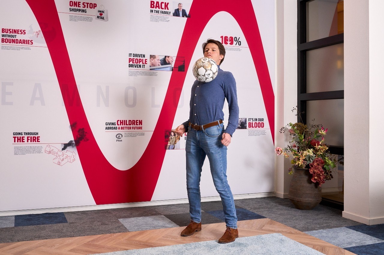 Thijs van Schagen houdt een balletje hoog in het kantoor van Simac. Foto: Photo Prestige