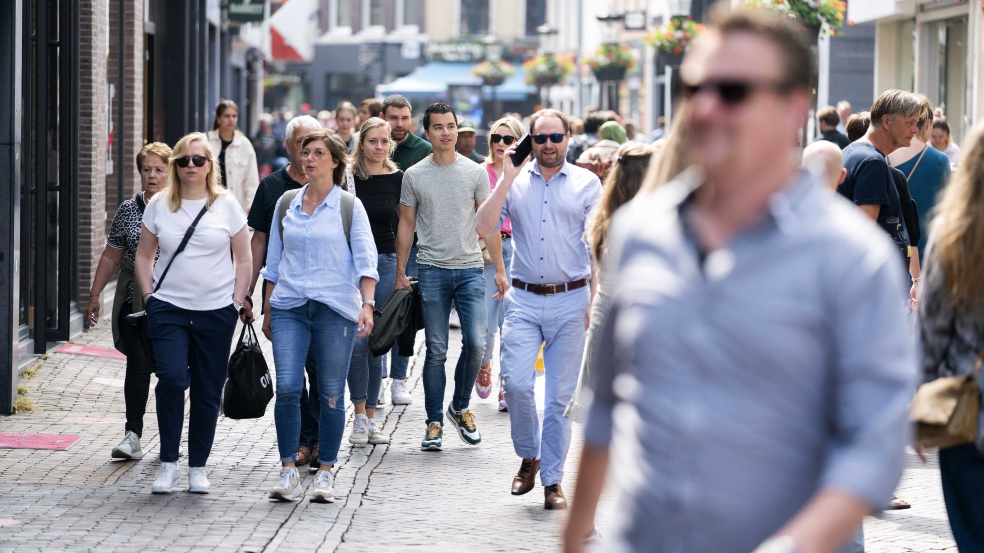 Weliswaar is het minder druk, maar degenen die wel naar de winkelcentra komen, geven meer uit. Foto: ANP
