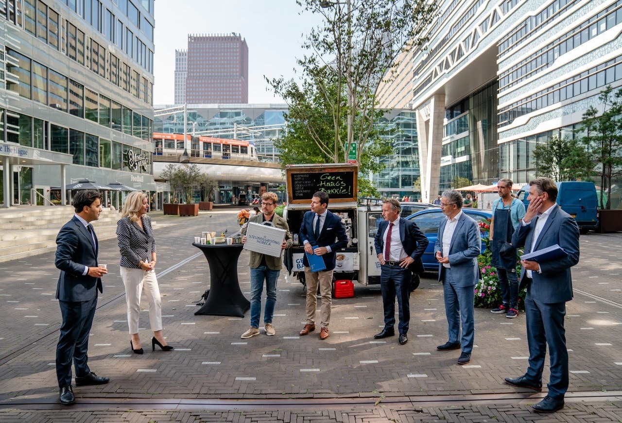 Liane den Haan (Fractie den Haan), Leon de Jong (PVV), Wybren van Haga (Groep van Haga) tijdens de overhandiging van de KHN Steunbegroting. De horecabond doet in de begroting een aantal suggesties voor economisch herstel van de sector. Veel horecagelegenheden zijn door de coronamaatregelen in zwaar weer geraakt. Foto: ANP/Bart Maat.