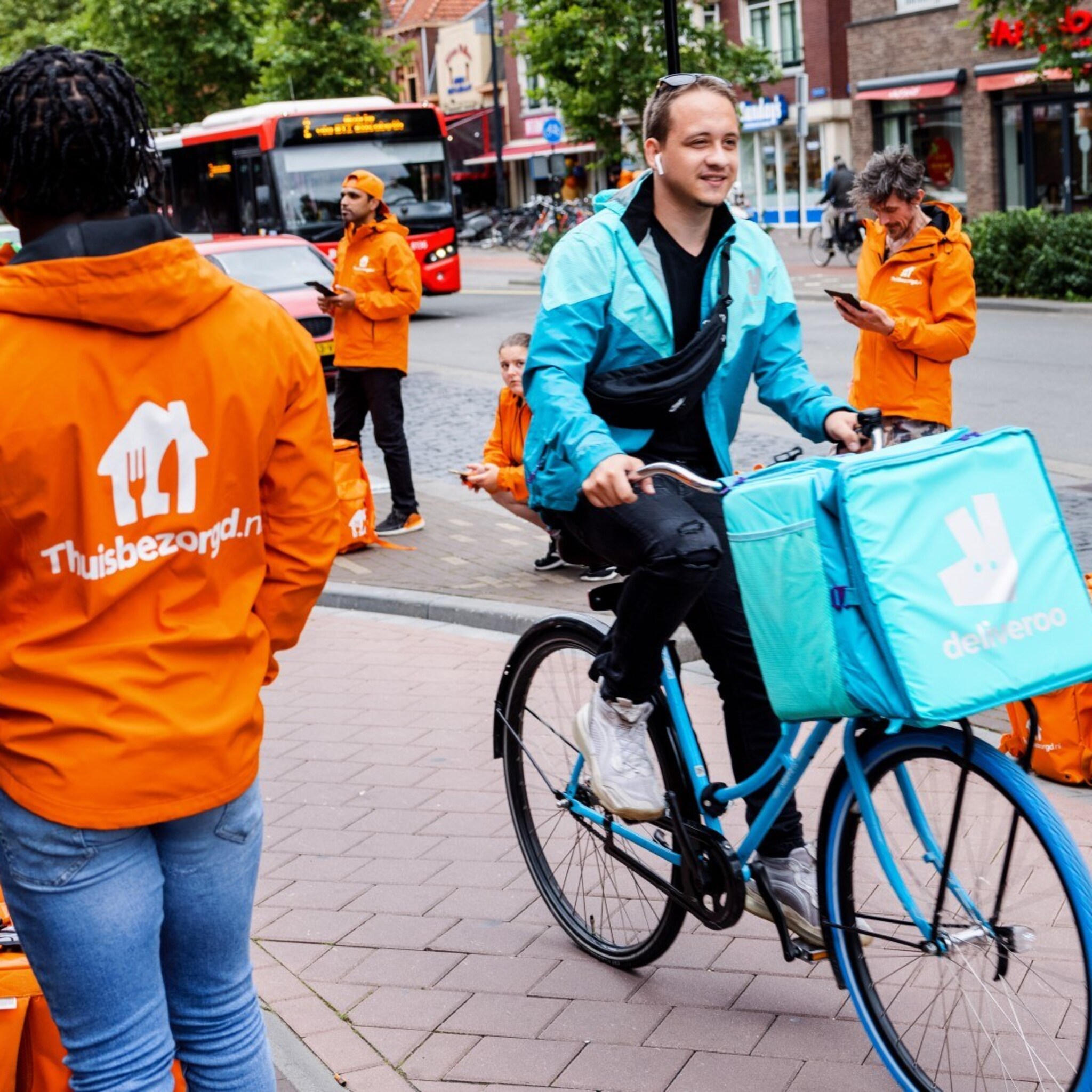 in een spagaat horeca kan niet met en niet zonder de grote bezorgplatforms