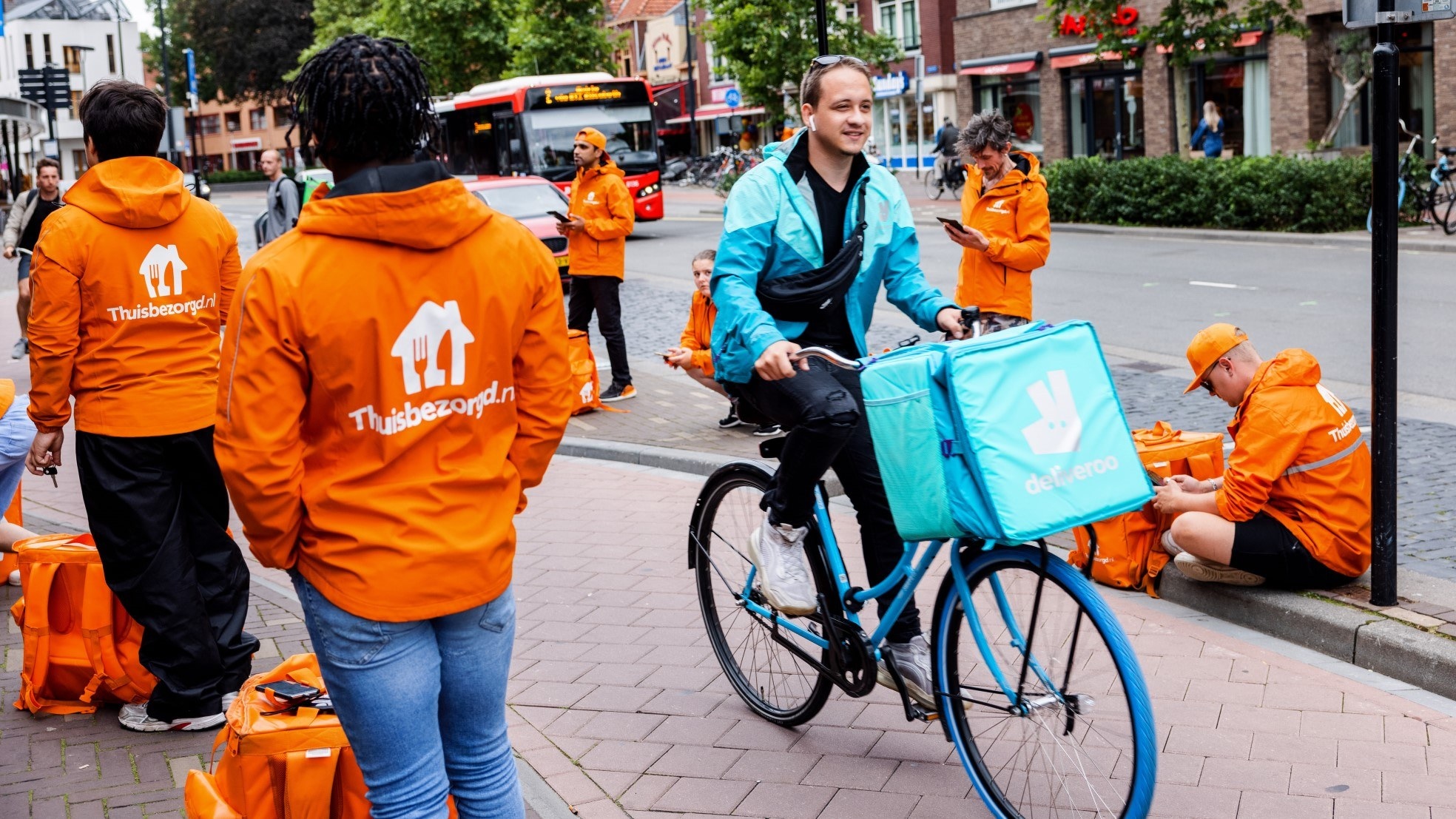 Een oranje file bij de McDonald’s in Tilburg. Het filiaal op het Piusplein behoort wat bezorgingen betreft tot de drie drukste ‘Macs’ van Nederland. Foto: Jules van Iperen/Pix4Profs