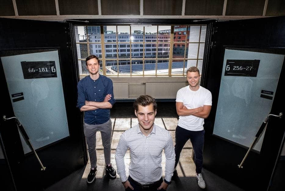 Bob van der Meulen (links), Jur van bergen (midden) en Steven Nelemans zijn betrokken bij het opzetten van Round One, een durfkapitaalfonds voor studentenstartups. Foto: ED/Rene Manders-DCI Media.