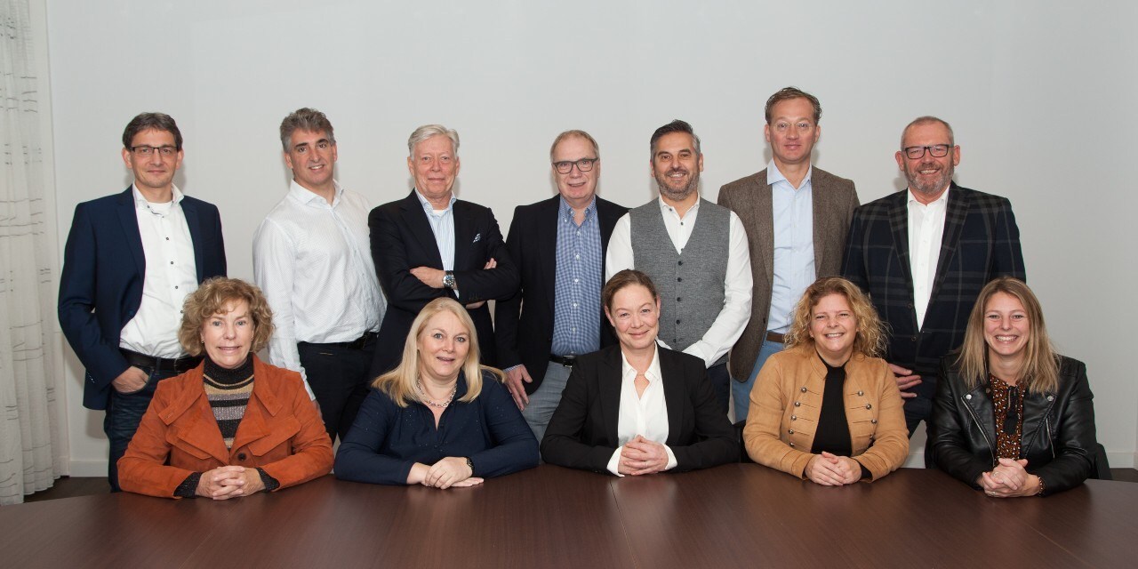 Het team van Verwer &amp; Janssen, met staand als tweede, vierde en vijfde van links Janssen, Van Sprundel en Verwer. Foto: Atelier CPD